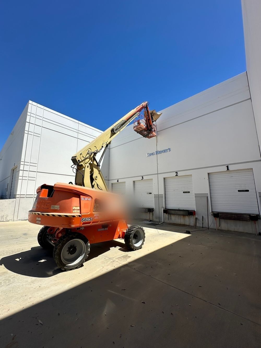 King Henry’s commercial building in Valencia, tilt-up wall panels crack-repaired and repainted